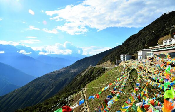 成都、稻城、亞丁、奔子欄、中甸、麗江九日游